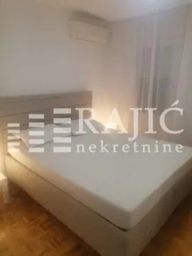 Uređena spavaća soba sa bračnim krevetom. - image 6