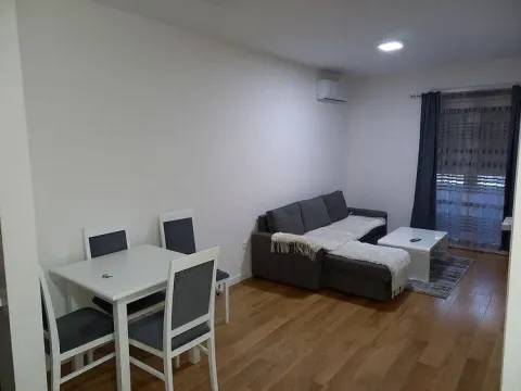 Svijetla dnevna soba sa ugaonom garniturom i trpezarijskim stolom sa stolicama. - image 4