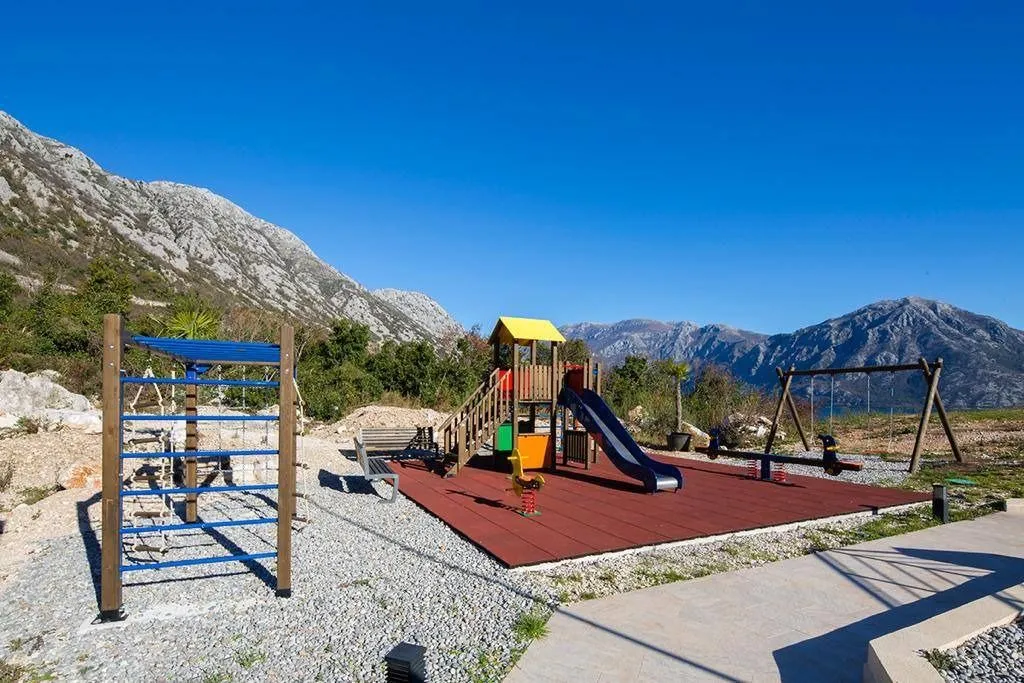 Prodaja, dvosoban stan, 90m², Morinj, Kotor