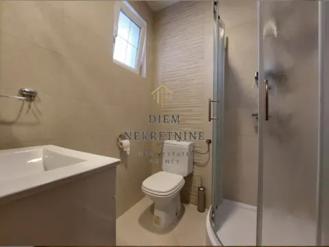 Izdavanje, trosoban stan, 130m², Dobrota, Kotor - image 15