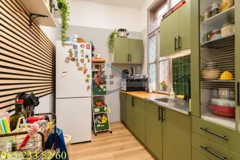 Manja kuhinja sa zelenim elementima, frižiderom i prozorom. - image 7