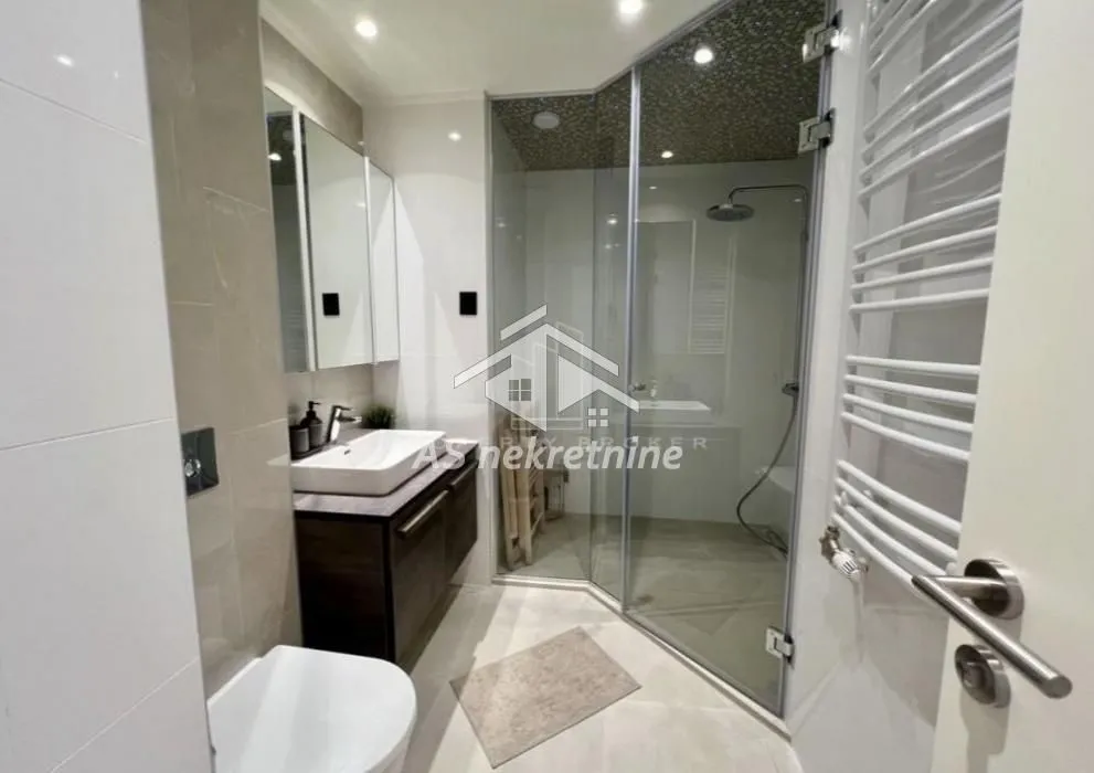 Izdavanje, trosoban stan, 83m², Savski Venac, Beograd