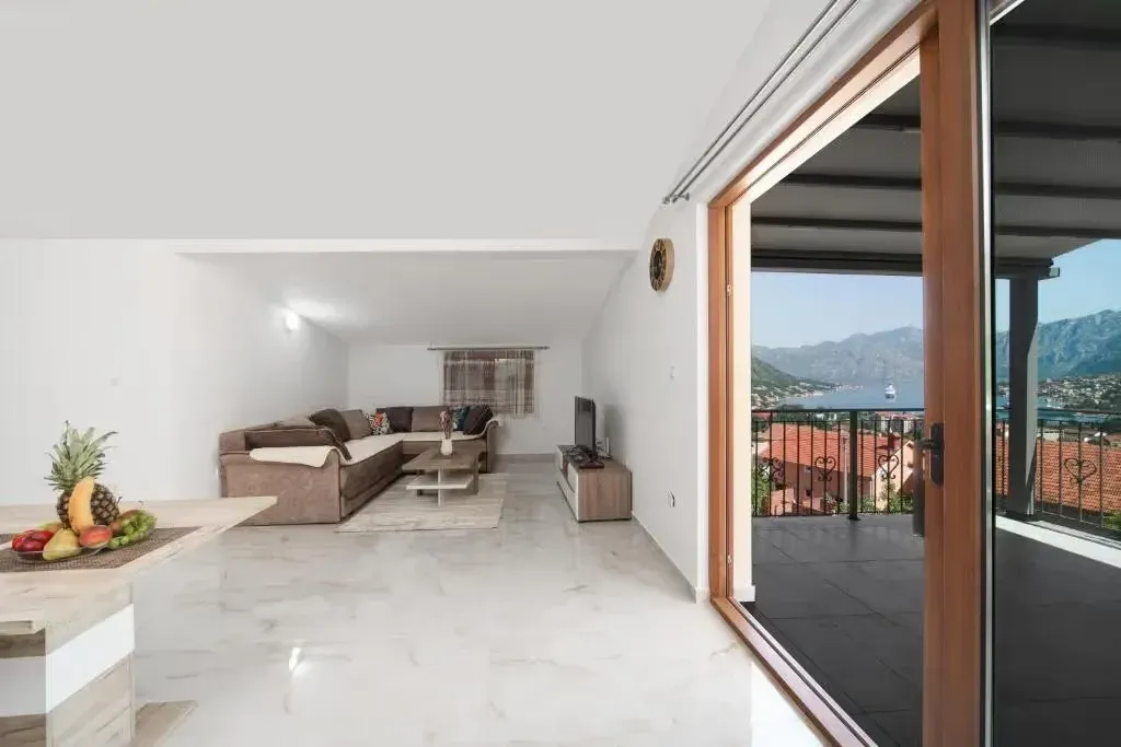 Izdavanje, stan, 94m², Kotor, Crna Gora