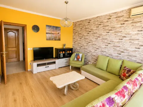 Izdavanje, jednosoban stan, 50m², Centar, Tivat - image 2