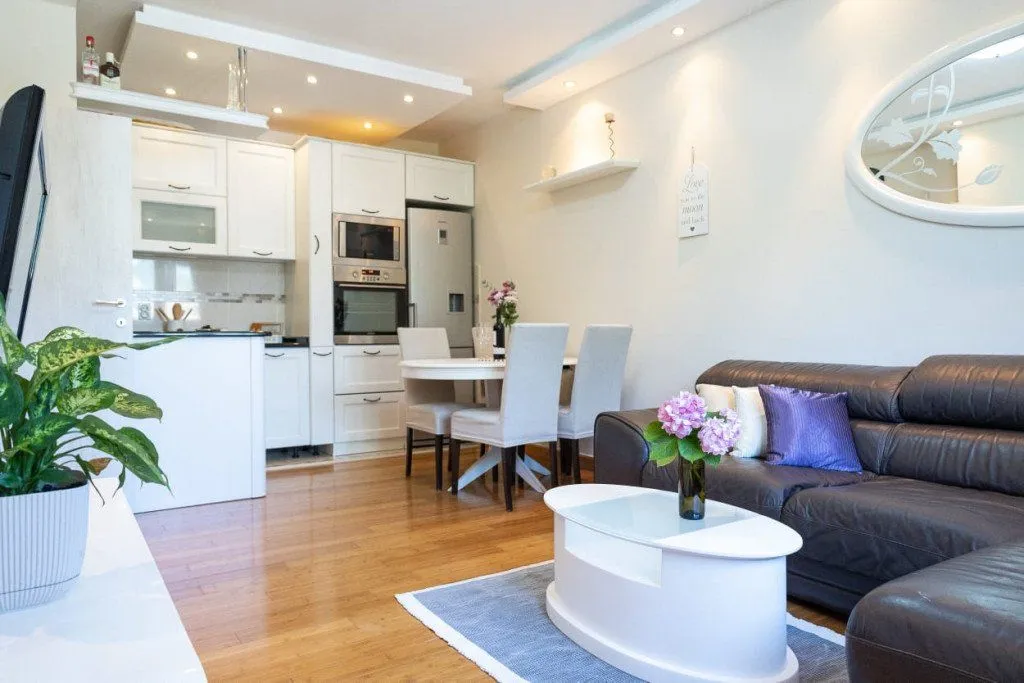 Izdavanje, dvosoban stan, 73m², Dobrota, Kotor