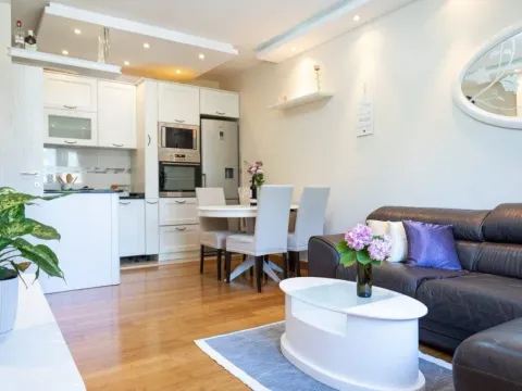 Izdavanje, dvosoban stan, 73m², Dobrota, Kotor - image 1