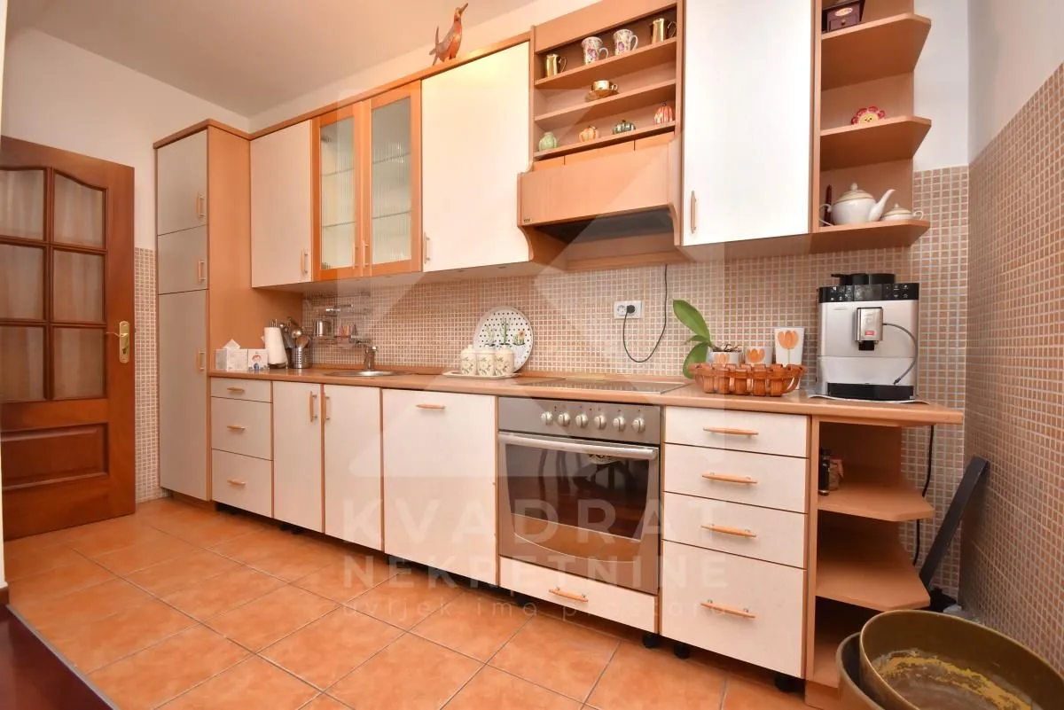 Izdavanje, trosoban stan, 100m², Gorica C, Podgorica