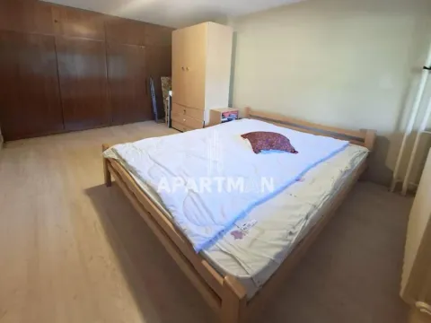 Spavaća soba sa bračnim krevetom, drvenim ormanima i garderoberom. - image 6