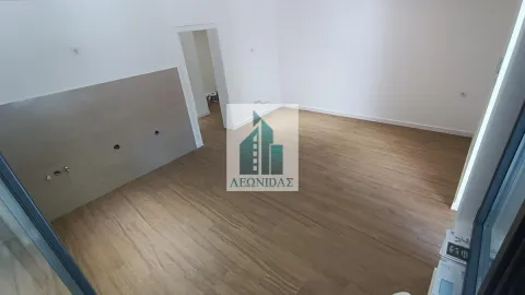 Prazna prostorija sa drvenim podom i keramičkim pločicama na zidu. - image 4