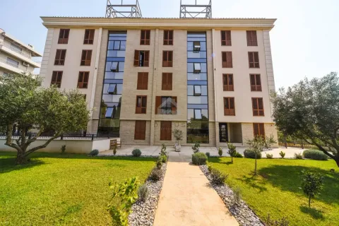 Prednji dio stambene zgrade sa uređenim dvorištem i zelenilom. - image 11