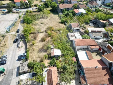 Pogled iz vazduha na plac sa okolnim objektima i putem. - image 3
