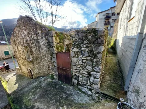 Ruševni kameni objekat sa dvorištem i prolazom. - image 4