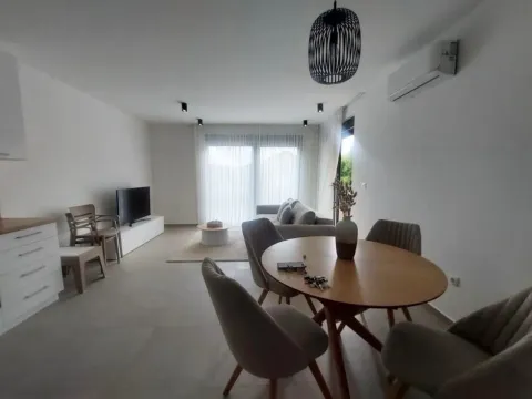 Izdavanje, dvosoban stan, 70m², Gradiošnica, Tivat - image 4