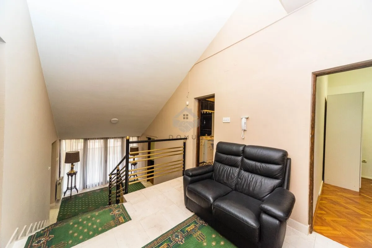 Izdavanje, kuća, 380m², Gorica C, Podgorica