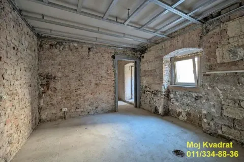 Prazna prostorija u sirovom stanju sa ogoljenim zidovima i metalnom konstrukcijom plafona. - image 18