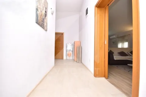 Izdavanje, dvosoban stan, 84m², Zagorič, Podgorica - image 11