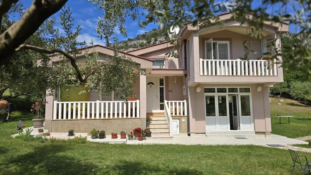 Sale, house, 180m², Zlatica, Podgorica
