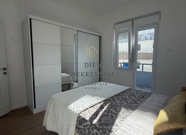 Bright bedroom with a large wardrobe and access to the terrace.