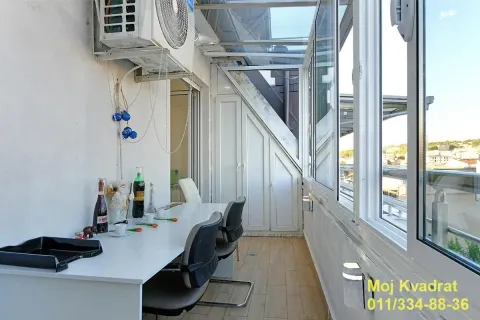 Zastakljena terasa sa stolom, stolicama i ugrađenim ormarićem. - image 13