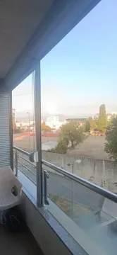 Pogled sa zastakljenog balkona na okolno naselje i dvorište. - image 13