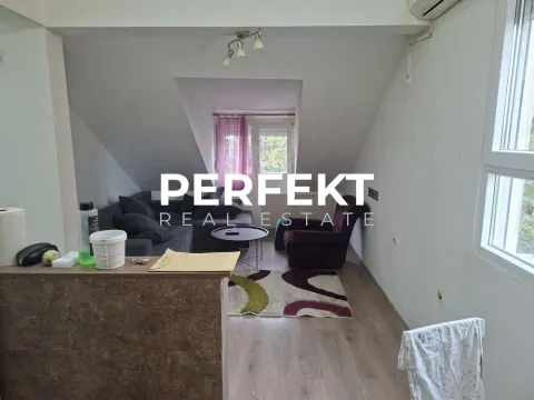 Dnevni boravak sa garniturom i prozorom u potkrovlju. - image 4