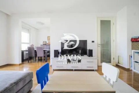 Dnevna soba sa televizorom i trpezarijom u pozadini. - image 3