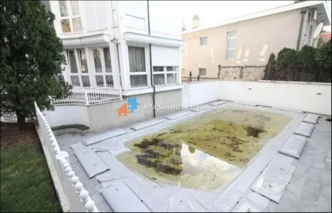 Pogled na spoljašnji deo kuće sa bazenom u dvorištu. - image 24