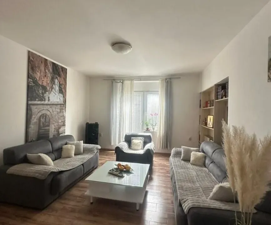 Izdavanje, dvosoban stan, 90m², Tivat, Crna Gora