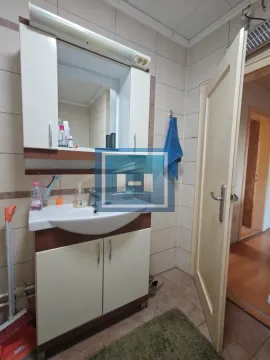 Manje kupatilo sa umivaonikom, ormarićem i ogledalom. - image 10