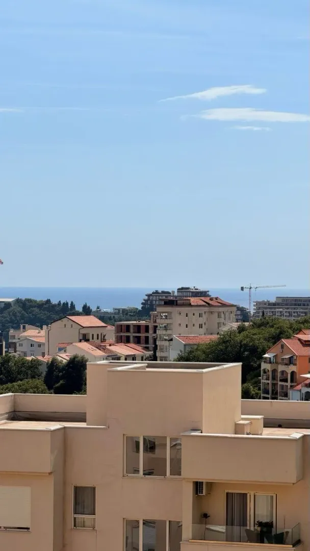 Pogled na more i okolne zgrade sa terase nekretnine.