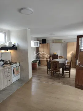 Kuhinja sa trpezarijom i otvorenim prostorom. - image 12