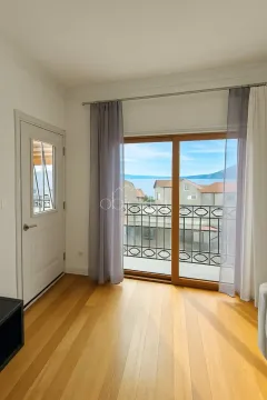 Dnevna soba sa izlazom na balkon i pogledom na more. - image 4