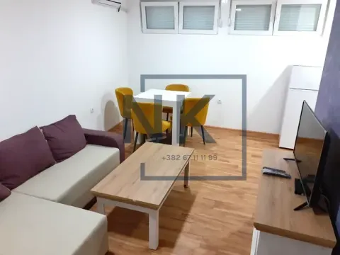 Dnevna soba sa garniturom, trpezarijskim stolom i televizorom. - image 2