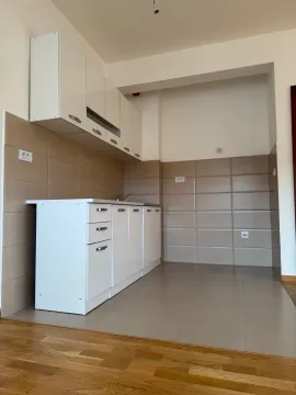 Prazna kuhinja sa bijelim elementima i keramičkim pločicama. - image 4