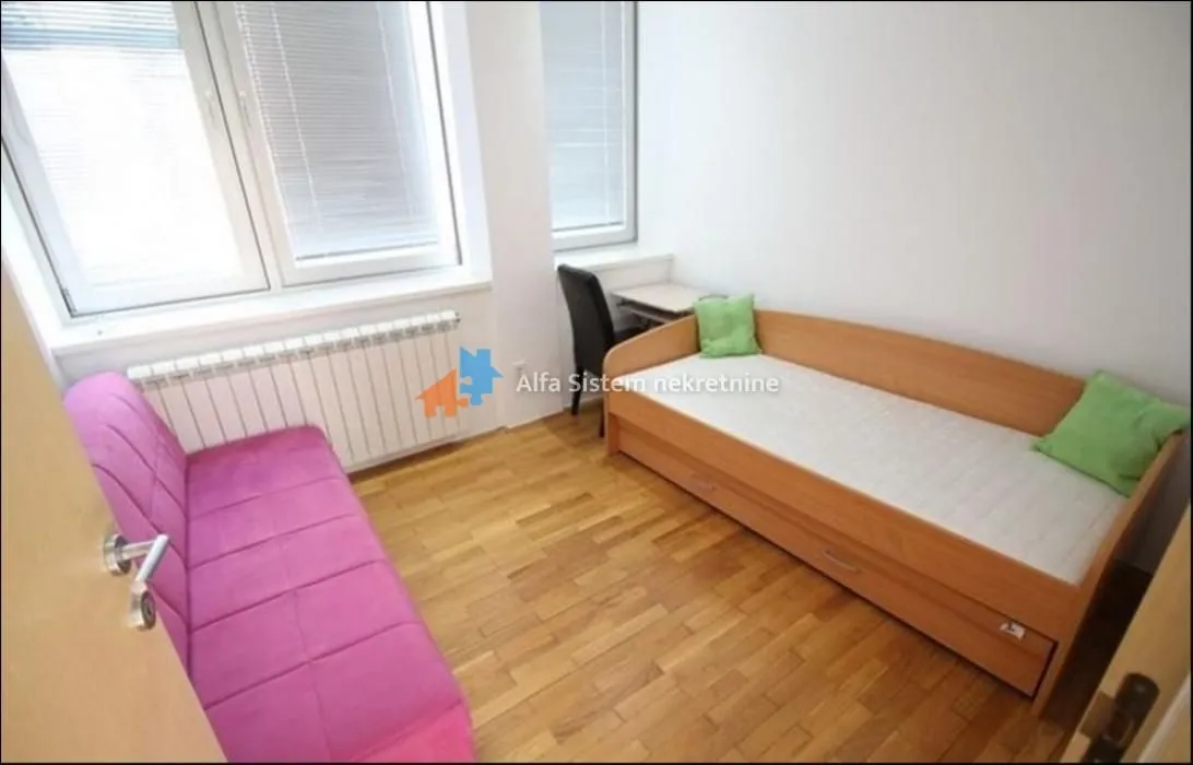 Izdavanje, četvorosoban stan, 250m², Savski Venac, Beograd