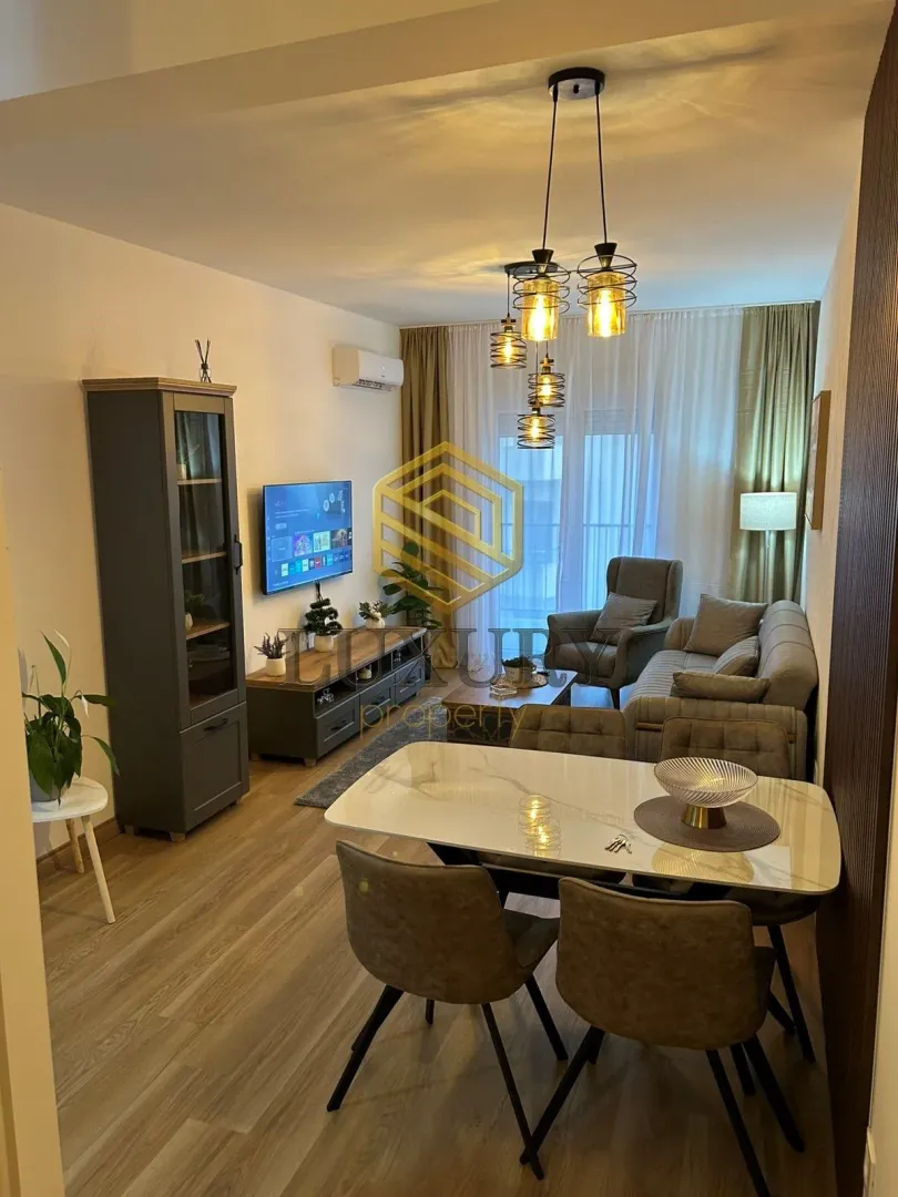 Moderan dnevni boravak sa trpezarijom i garniturom za sjedenje.
