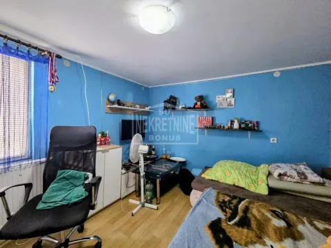 Manja soba sa krevetom, radnim stolom i plavim zidovima. - image 7