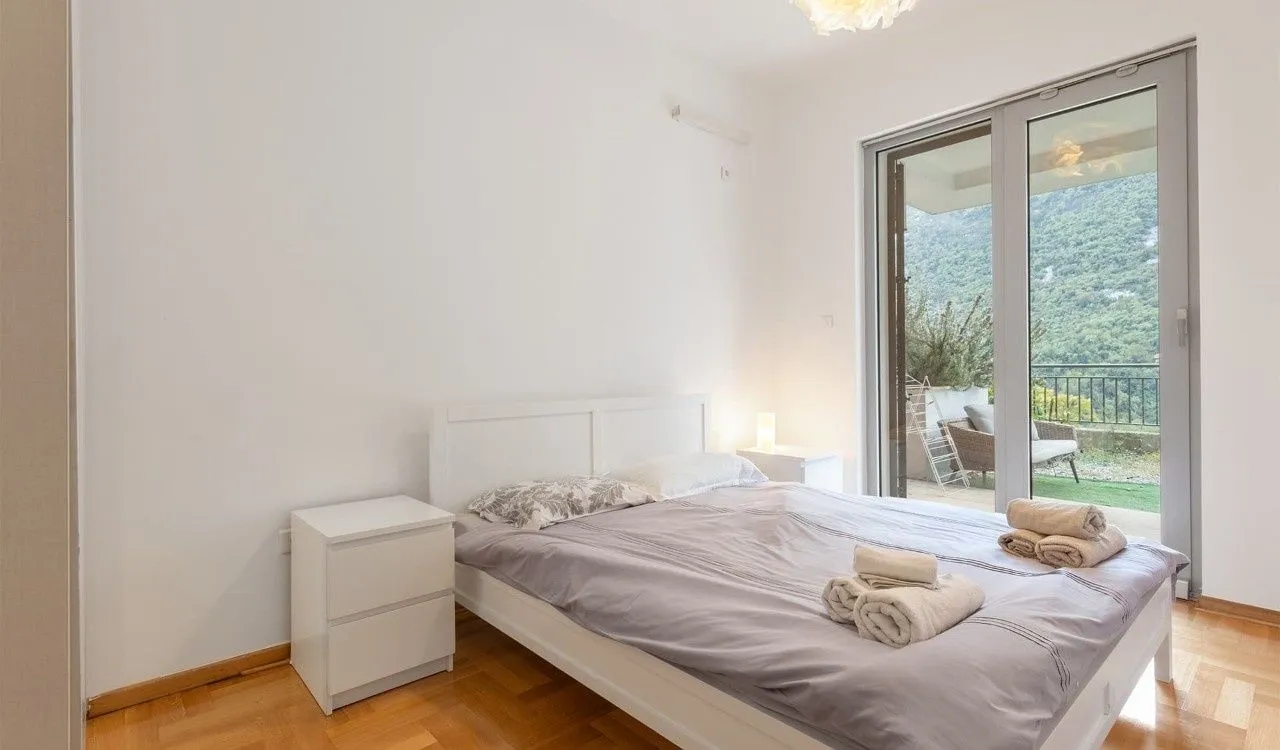 Sale, three bedroom apartment, 97m², Morinj, Kotor