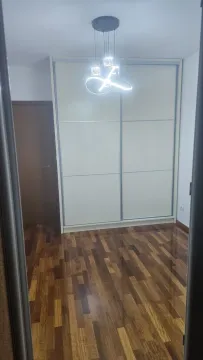 Svijetla prazna soba sa ugradnim plakarom i drvenim podom. - image 6