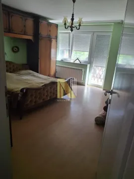 Nameštena spavaća soba sa bračnim krevetom, garderoberom i izlazom na terasu. - image 10