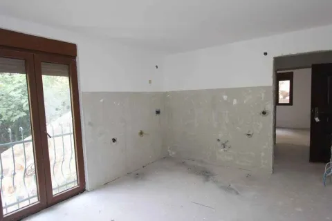 Prazna prostorija u sivoj fazi izgradnje ili renoviranja. - image 32