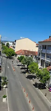 Pogled sa terase na gradsku ulicu i okolne zgrade. - image 2