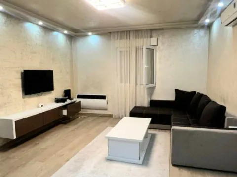 Izdavanje, dvosoban stan, 90m², Zlatica, Podgorica - image 1