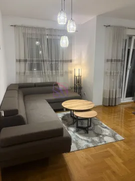 Dnevna soba sa ugaonom garniturom, stočićem i parketom. - image 2