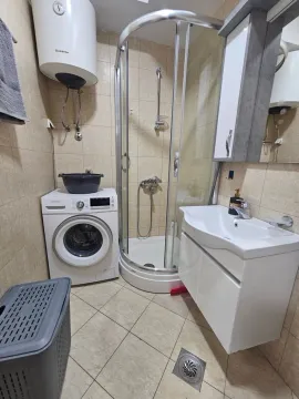 Kompaktno kupatilo sa tuš kabinom, umivaonikom i mašinom za veš. - image 10