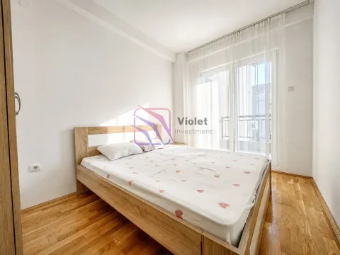 Svjetla spavaća soba sa bračnim krevetom i izlazom na terasu. - image 10