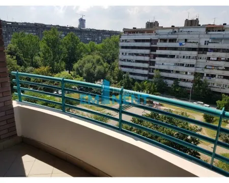 Pogled sa terase na okolne zgrade i zelene površine. - image 18