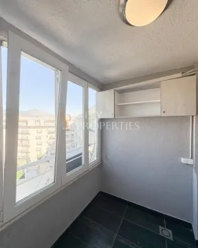 Zastakljeni balkon sa bijelim prozorima i elementima za odlaganje. - image 3