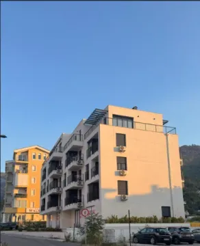 Spoljašnji izgled moderne stambene zgrade sa terasama i parkingom ispred. - image 14
