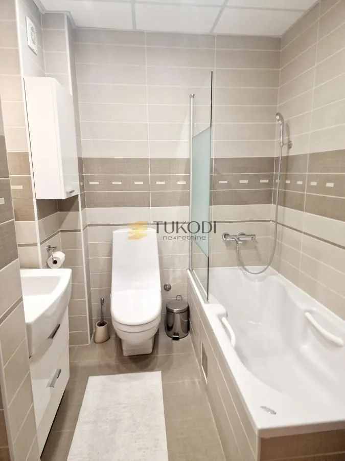 Izdavanje, trosoban stan, 105m², Centar, Novi Sad
